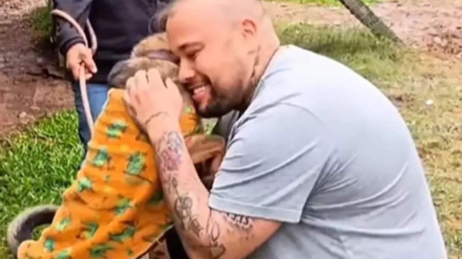 Vídeo mostra cão a reencontrar tutor 13 meses após enchente no RS - Imagem do artigo original
