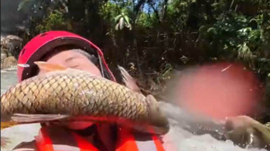Peixe salta de rio e acerta turista durante descida de bote - Imagem do artigo original