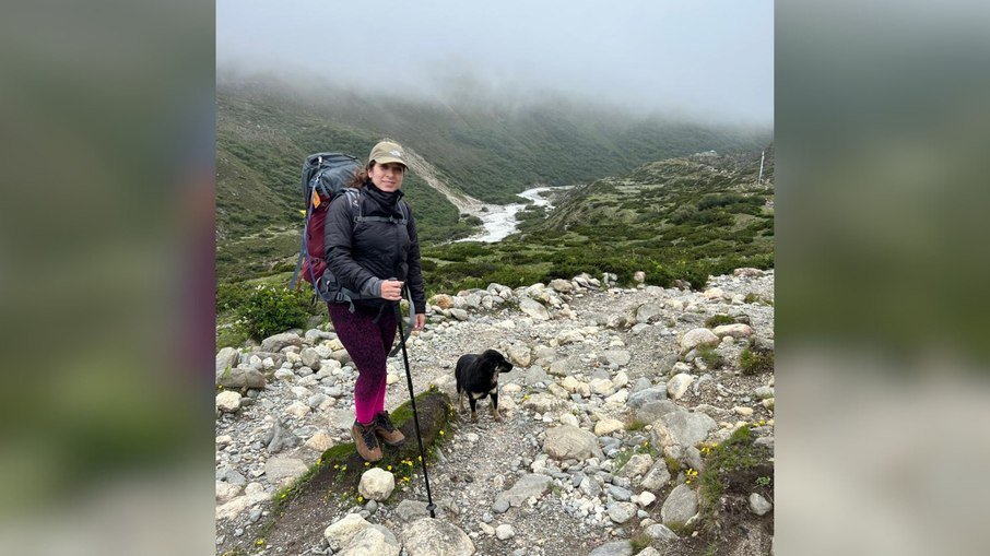 Brasileira leva para casa cadela que a acompanhou até ao campo-base do Everest - Imagem do artigo original