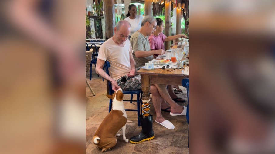 Ney Matogrosso partilha refeição com cão e vídeo soma mais de 300 mil visualizações - Imagem do artigo original